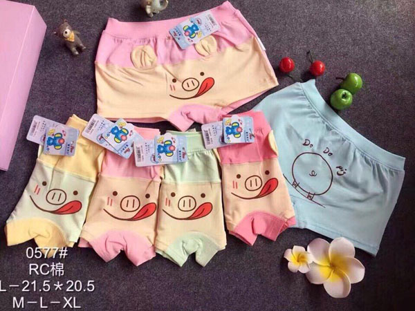 quan-chip-dang-dui-cho-be-mac-vay-1